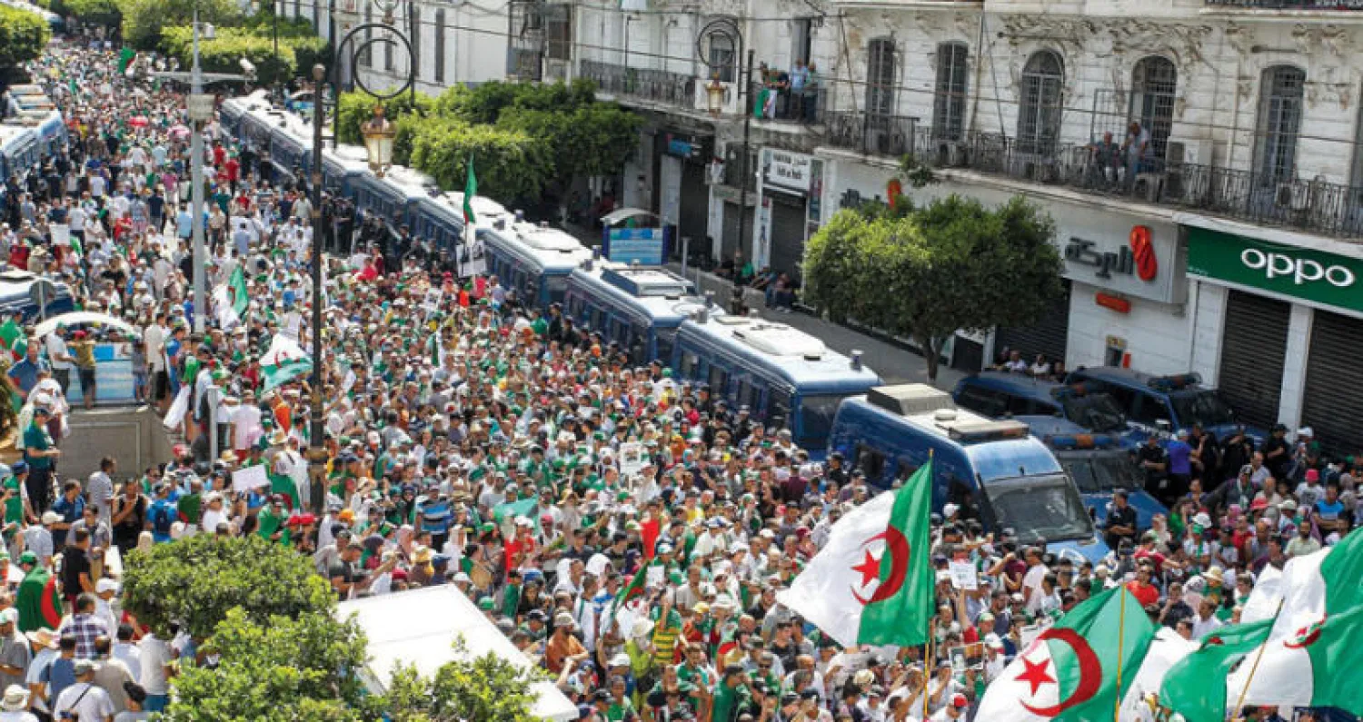 جانب من المظاهرات الحاشدة التي عرفتها العاصمة الجزائرية أمس (أ.ف.ب)