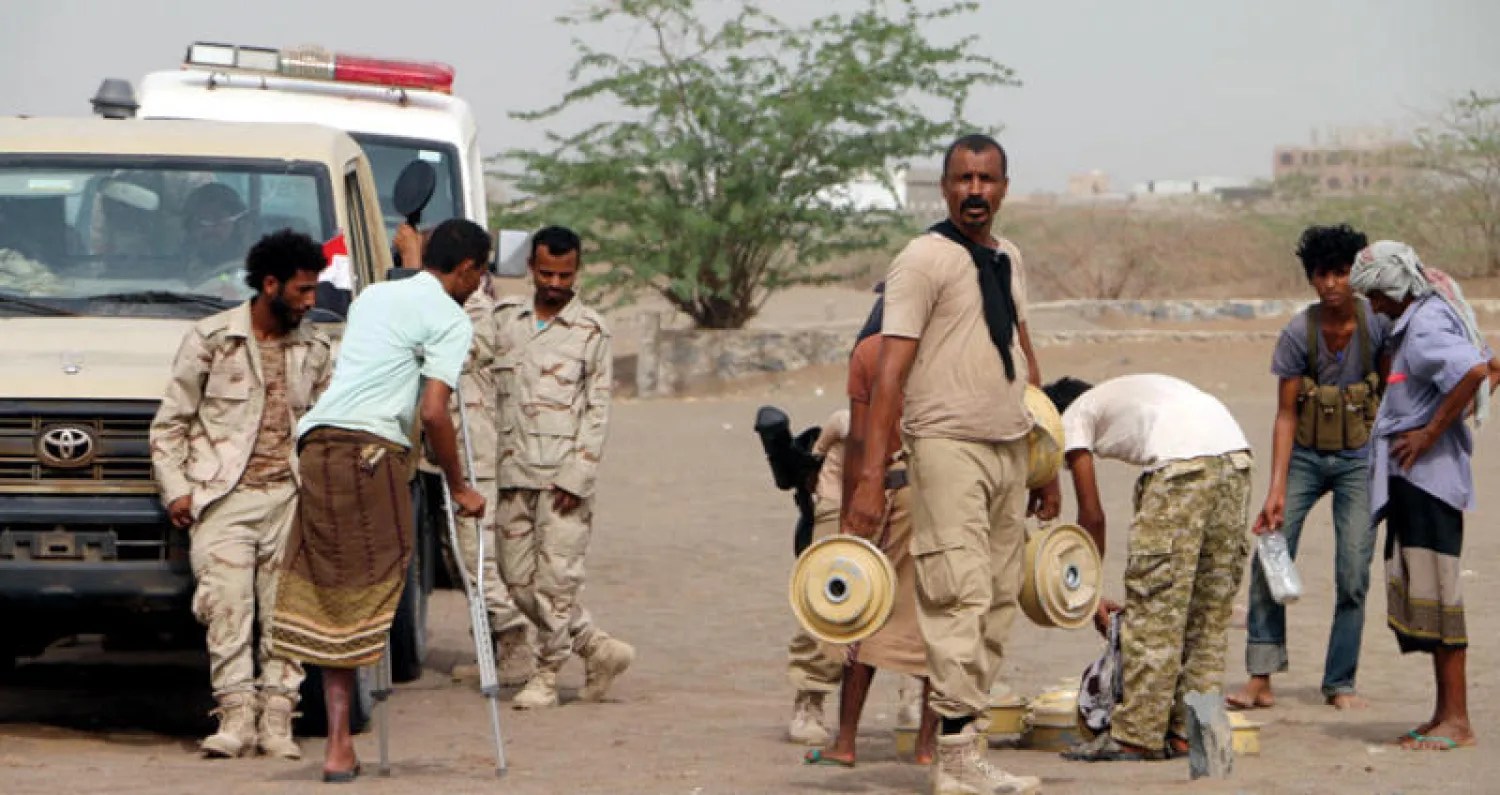 عناصر من وحدة لنزع الألغام يزيلون ألغاماً زرعتها جماعة الحوثي حول ميناء الحديدة (إ.ب.أ)