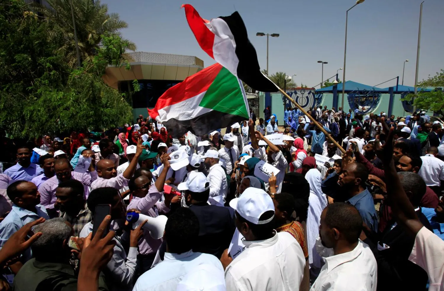 Members of Sudan's alliance of opposition and protest groups chant slogans outside Sudan's Central Bank during the second day of a strike in Khartoum, Sudan May 29, 2019. (Reuters)