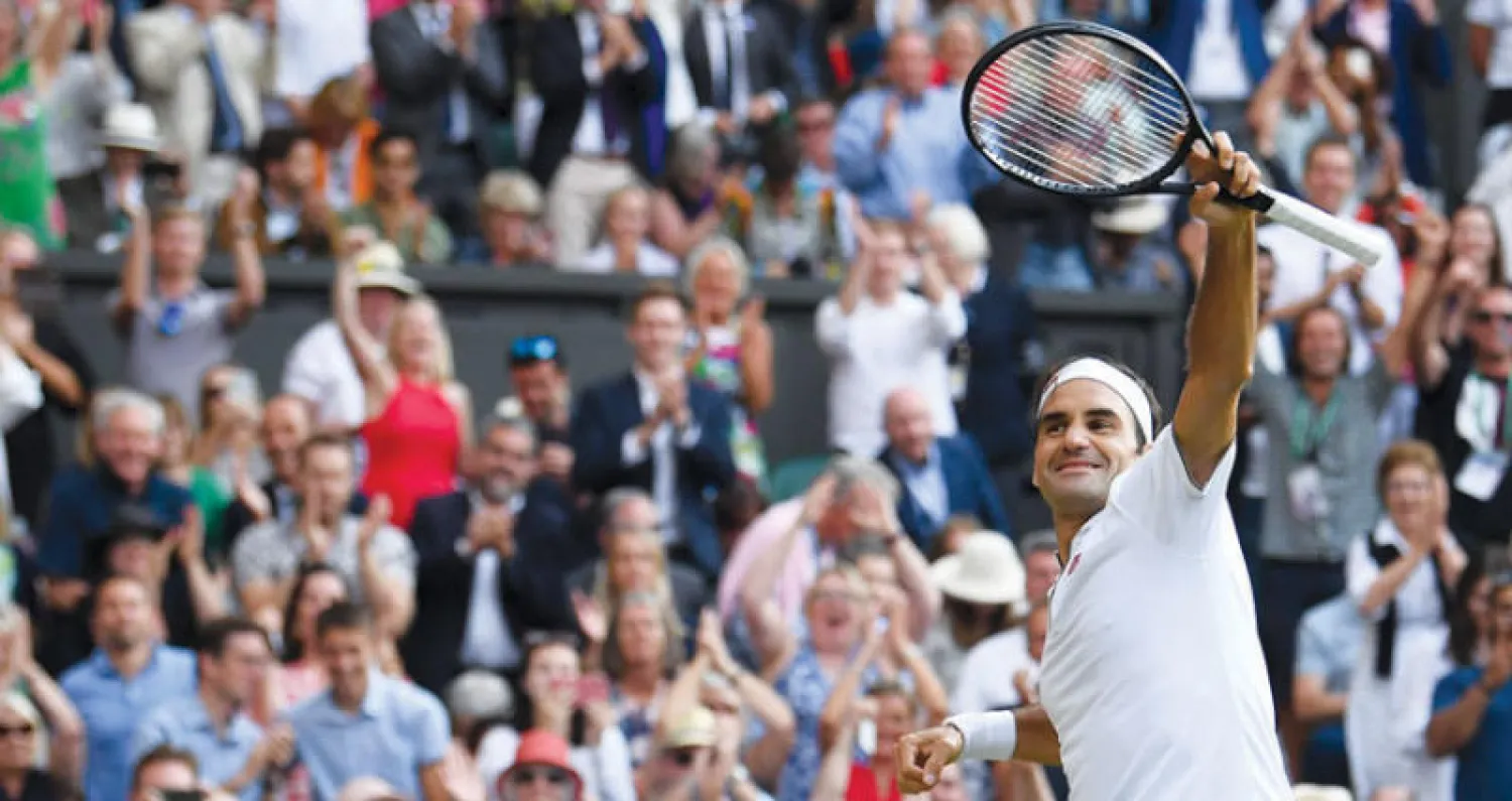 فيدرر محتفلا بفوزه على نادال أمس (أ.ف.ب)
