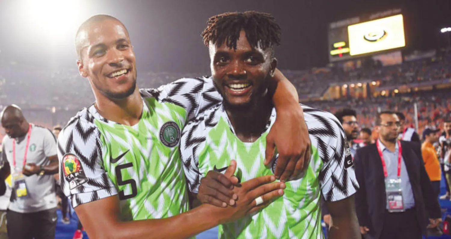مدافع نيجيريا أوازيم وايكسونغ (يسار) بعد التأهل (أ.ف.ب)