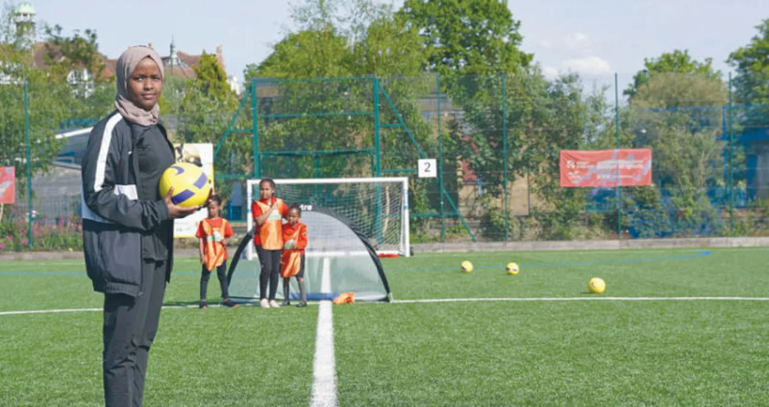 الحكم جواهر تراقب تدريب بعض الفتيات