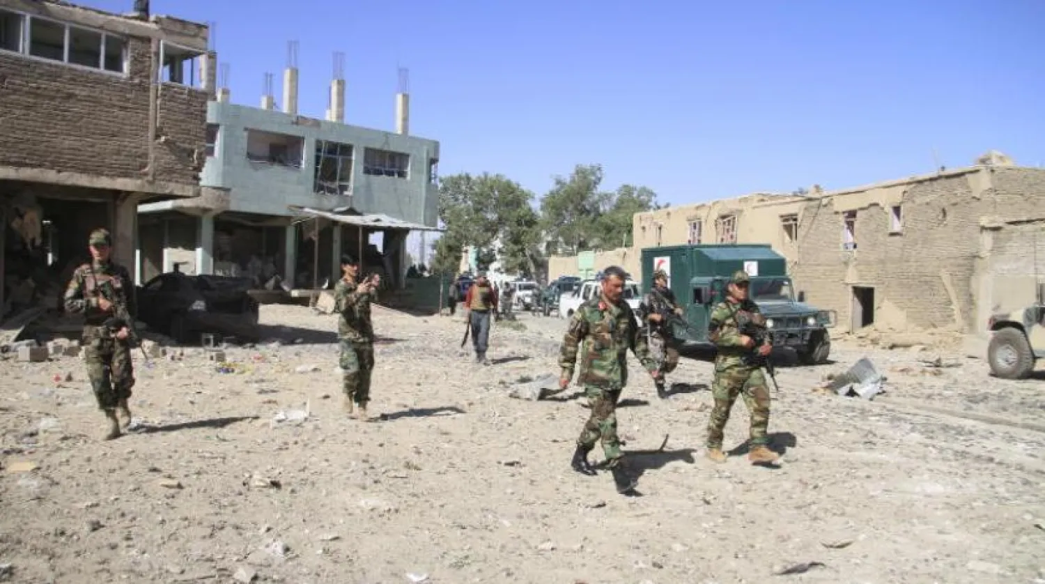 Taliban’ın gerçekleştirdiği saldırının ardından olay yerindeki Afganistan güvenlik güçleri (EPA)