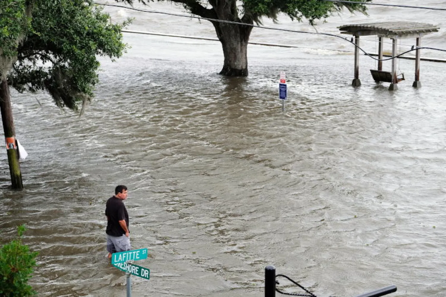 العاصفة باري تحولت إلى إعصار مع وصولها ولاية لويزيانا (إ.ب.أ)