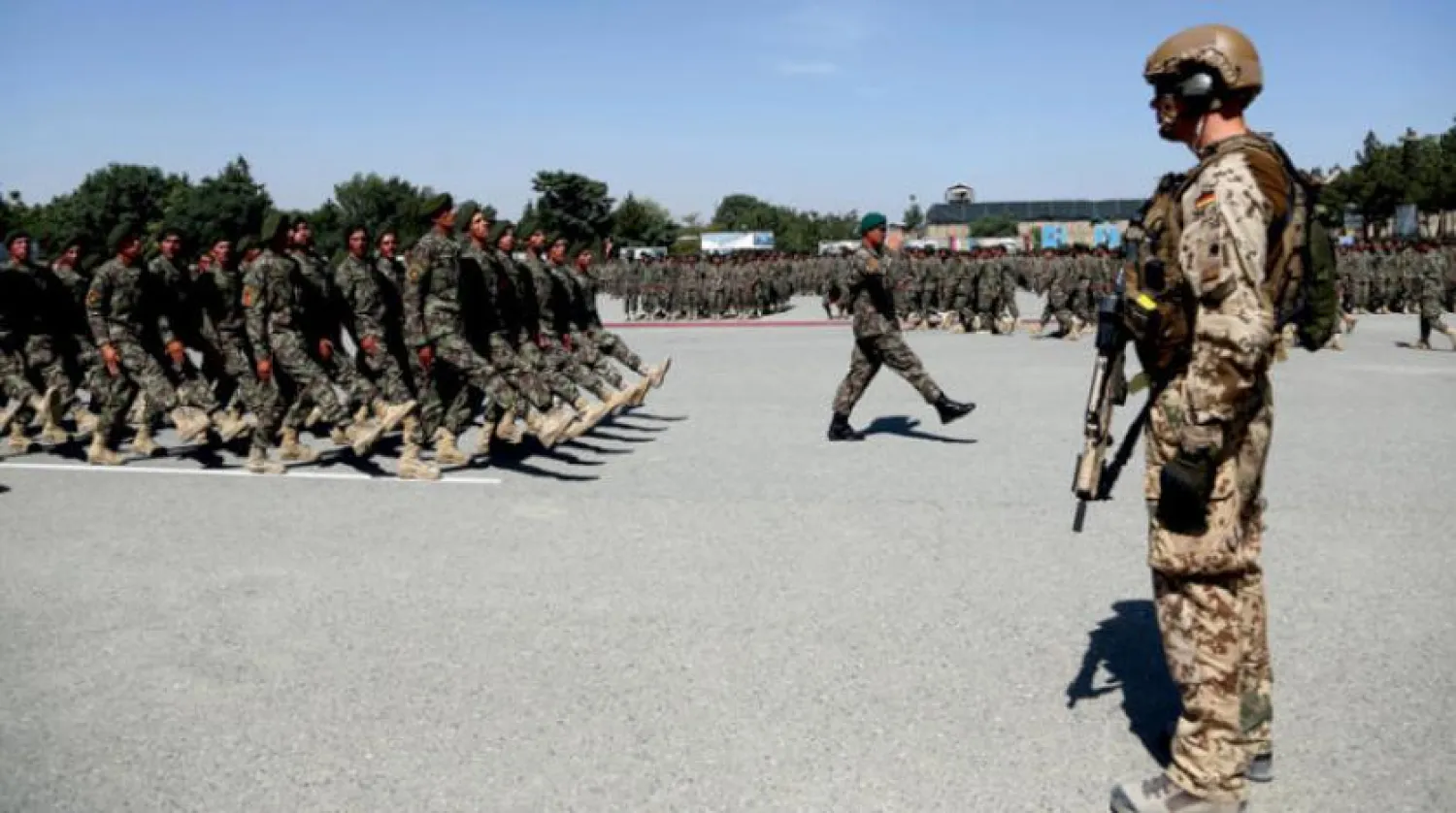 NATO birlikleri, geçen Perşembe günü Kabil’deki askeri bir akademide 3 aylık bir eğitimin ardından yeni Afgan askerlerinin mezuniyet töreni sırasında (AP)