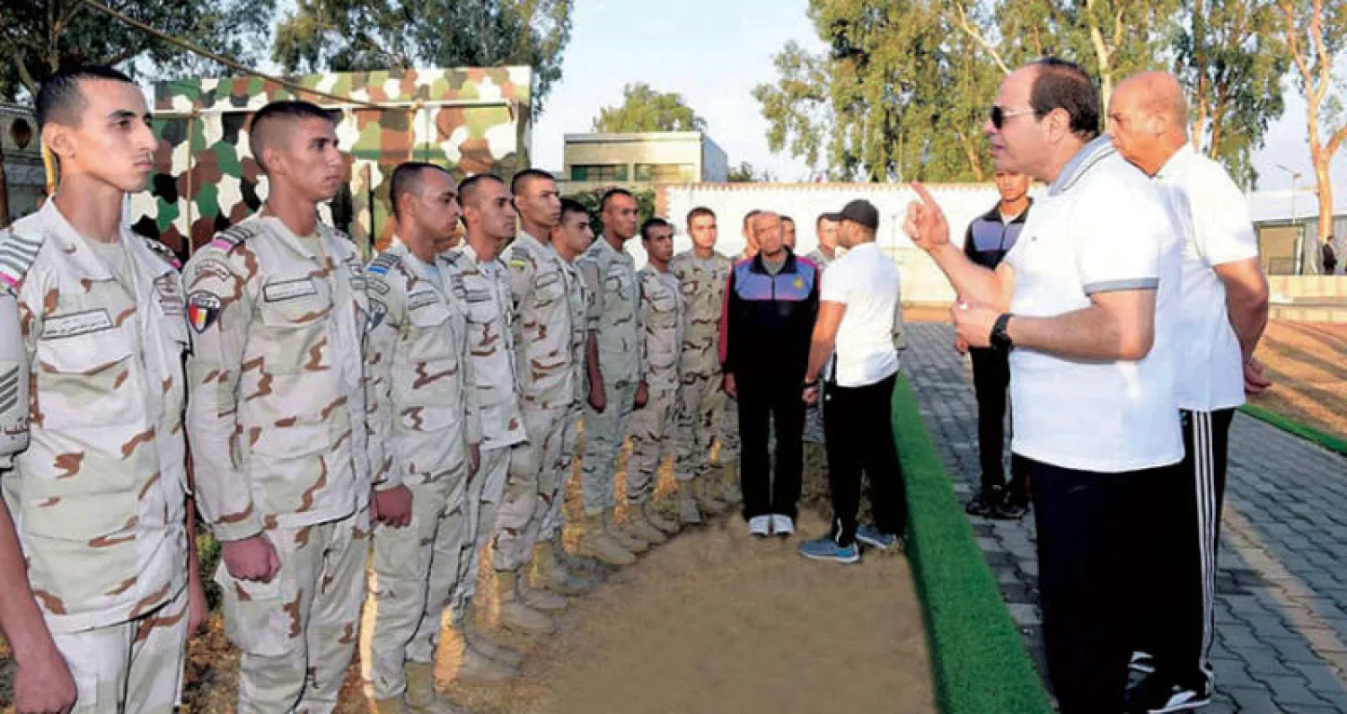الرئيس المصري عبد الفتاح السيسي أثناء زيارة الكلية الحربية في القاهرة أمس (الرئاسة المصرية)