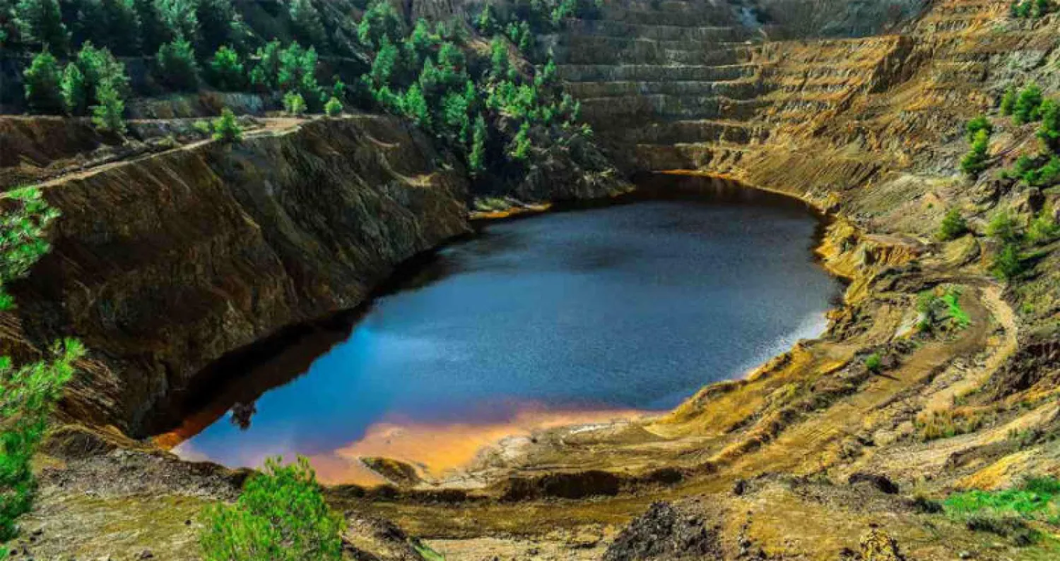 بحيرة روسية «سامة» تجذب الزوار لالتقاط «سيلفي»