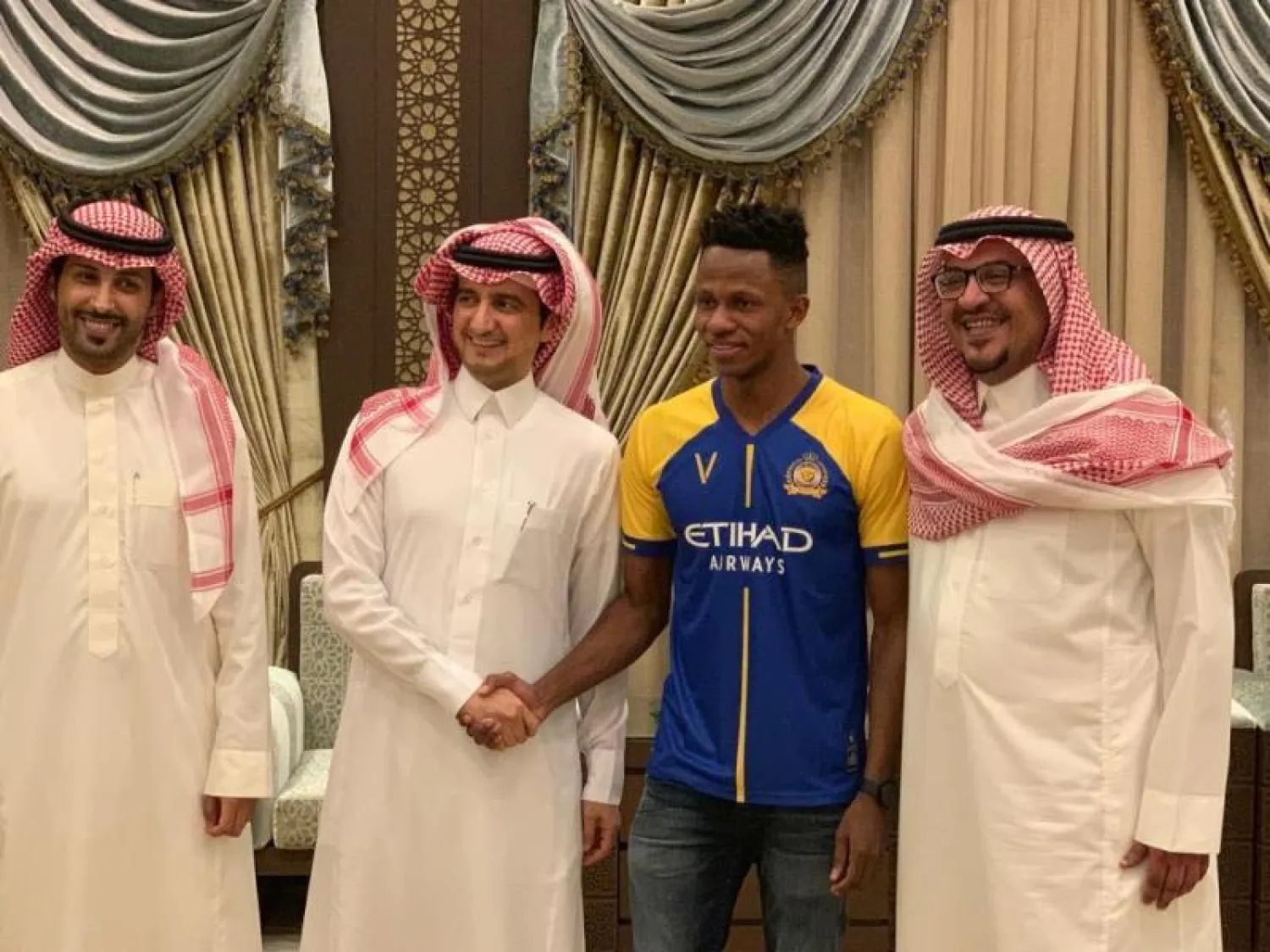 آدم يتوسط العضو الذهبي في نادي النصر عبد الرحمن الحلافي ورئيس التعاون محمد القاسم (الشرق الأوسط)