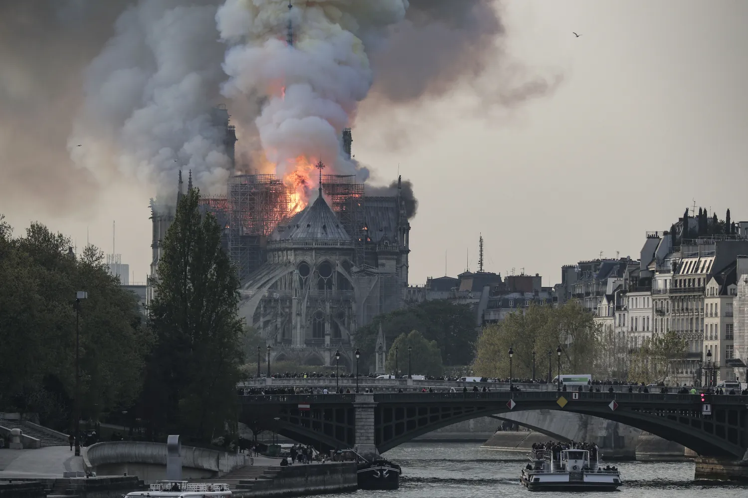 Paris, katedral yangının etkilerini araştırıyor