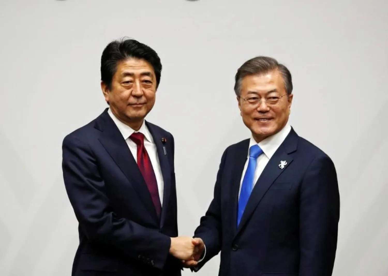 الرئيس الكوري الجنوبي مون جاي إن ورئيس الوزراء الياباني شينزو آبي (أرشيف - رويترز)