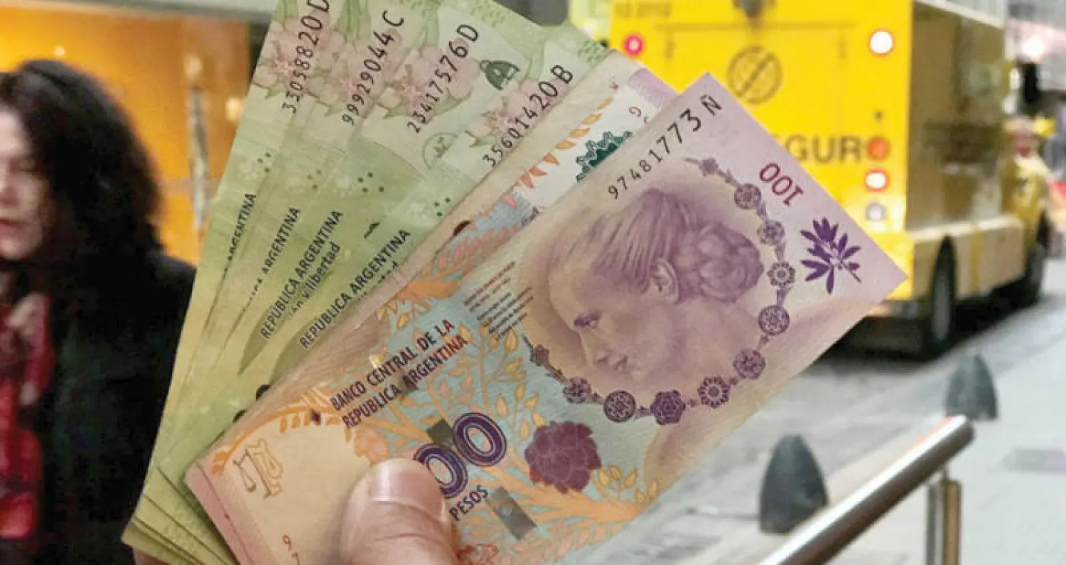 غرقت الأرجنتين في أزمتين ماليتين في 2018، أدتا إلى خسارة العملة 50% من قيمتها (رويترز)