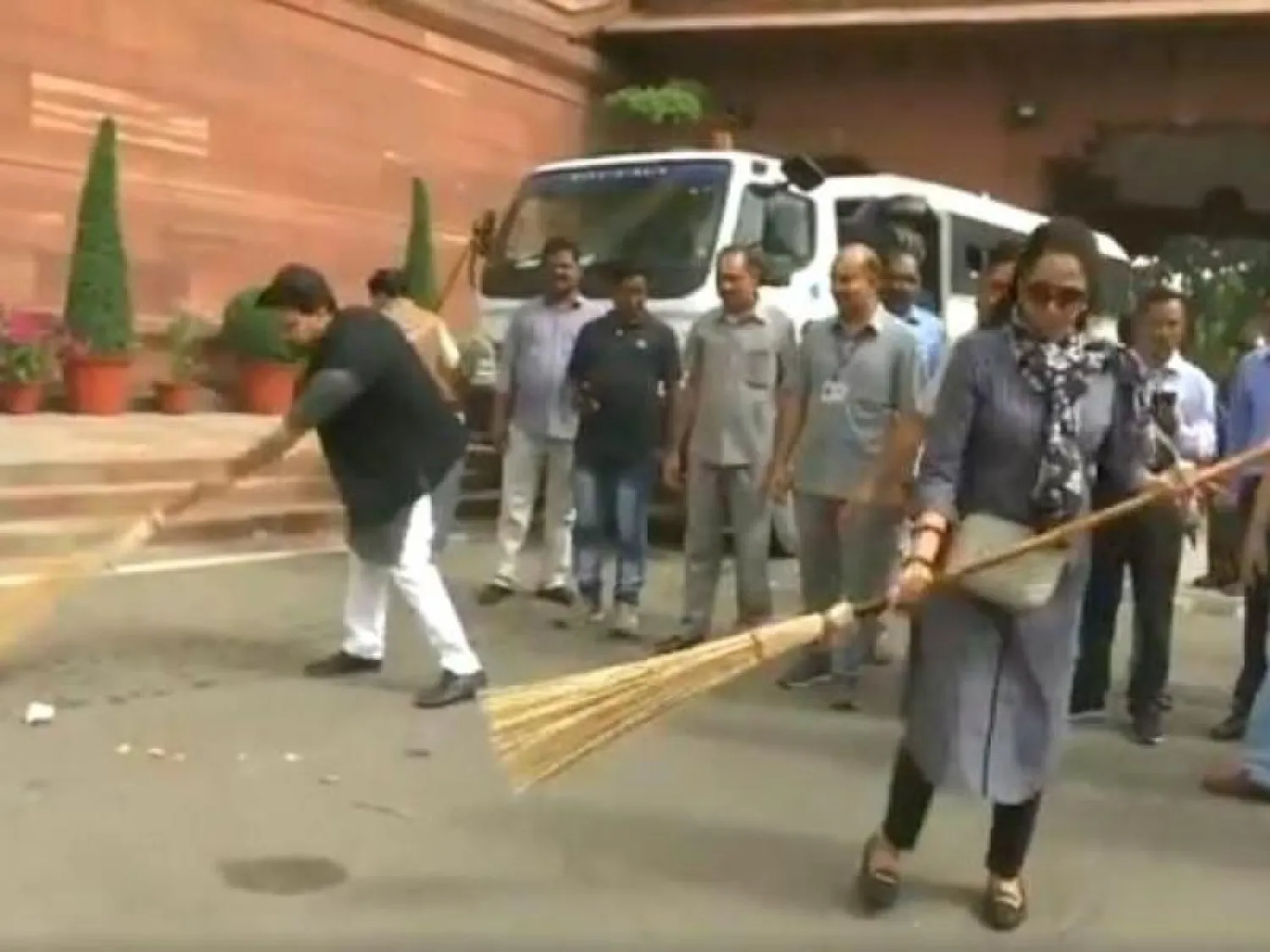 انتقادات لكنس نواب هنود الأرض أمام البرلمان