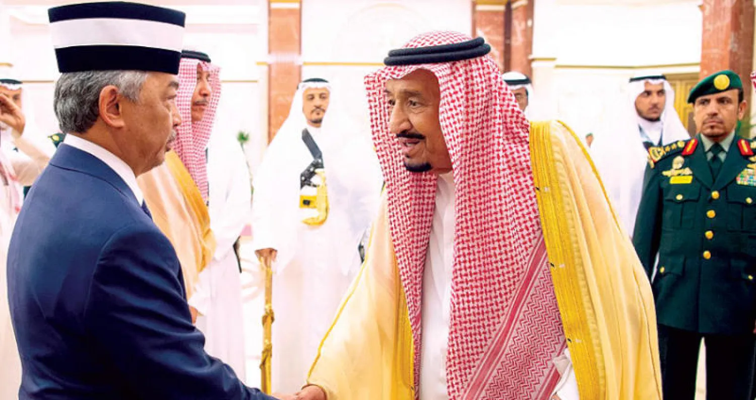 الملك سلمان بن عبد العزيز مرحباً بالسلطان عبد الله ملك ماليزيا (واس)