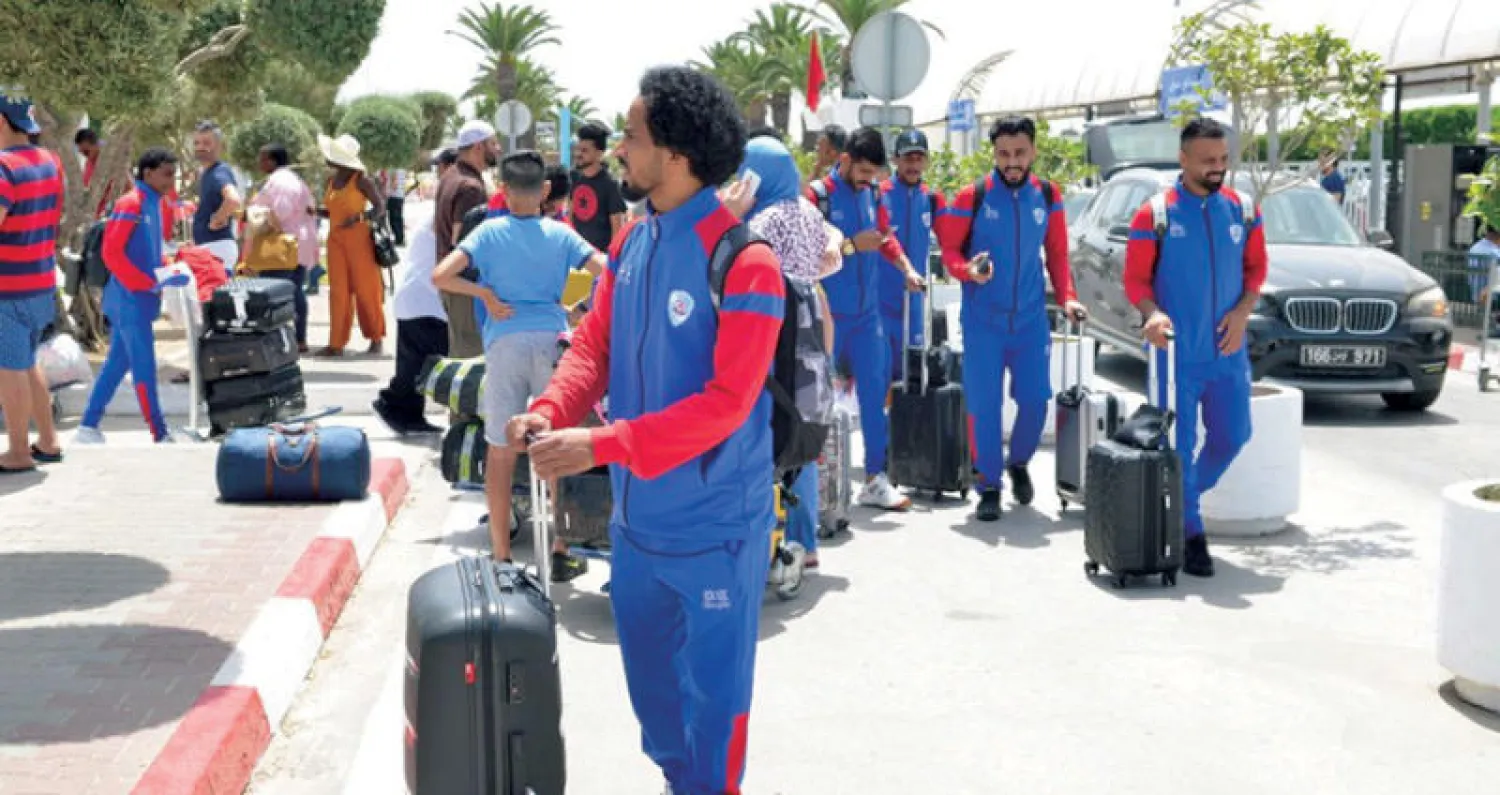 لاعبو أبها لدى وصولهم إلى تونس (الشرق الأوسط)