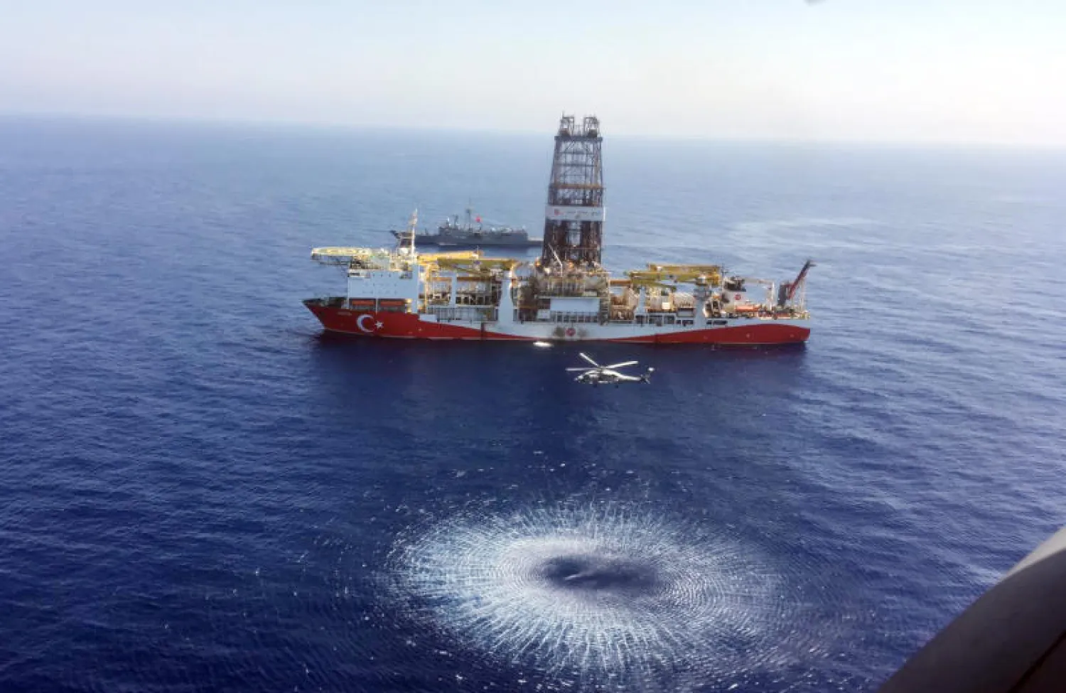 سفينة تنقيب أرسلتها تركيا قبالة سواحل قبرص (أ.ب)
