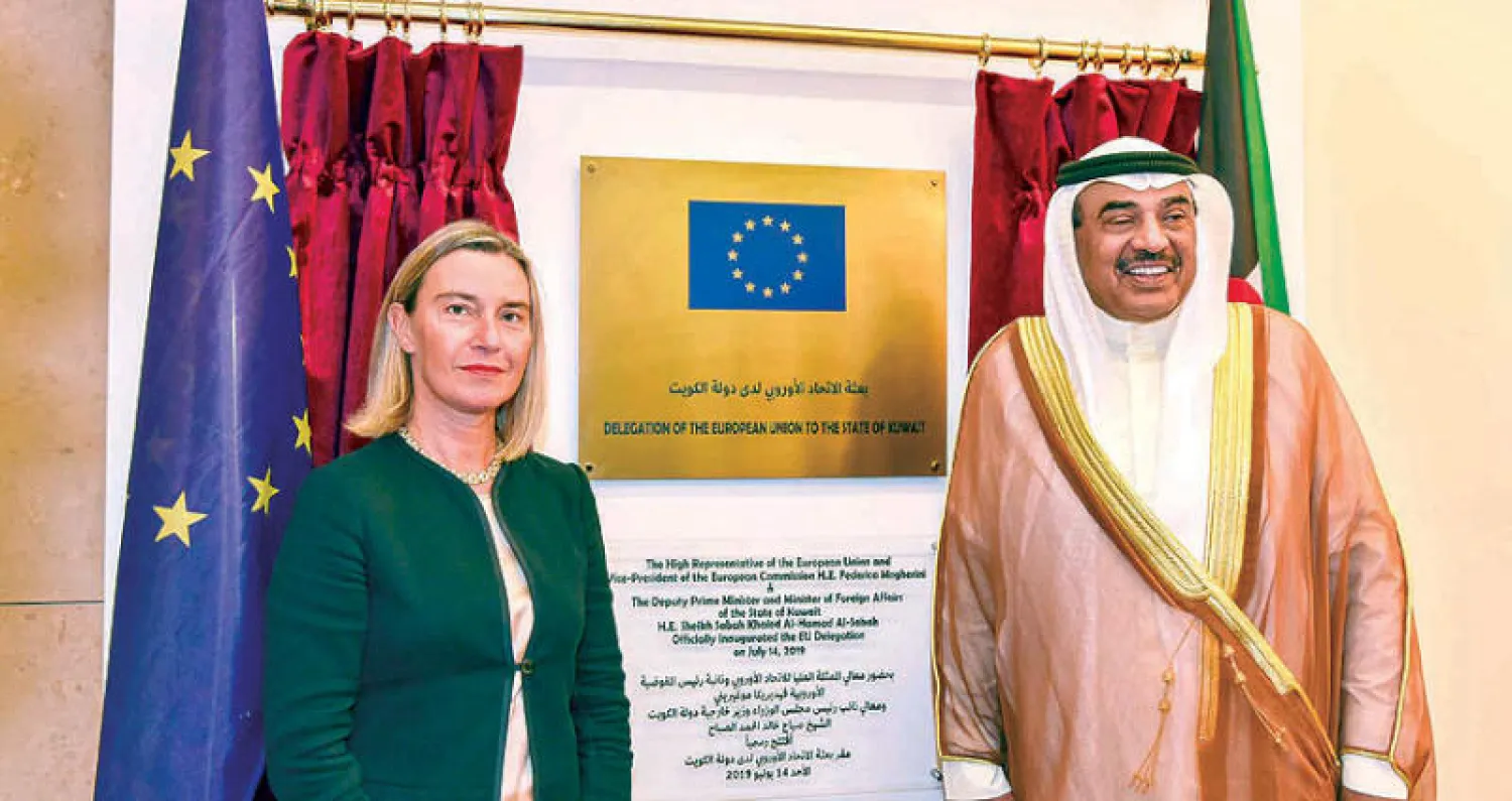وزير الخارجية الكويتي الشيخ صباح خالد الحمد الصباح ووزيرة الخارجية في الاتحاد الأوروبي  فيديريكا موغيريني خلال افتتاح مقر بعثة الاتحاد الأوروبي في الكويت (كونا)