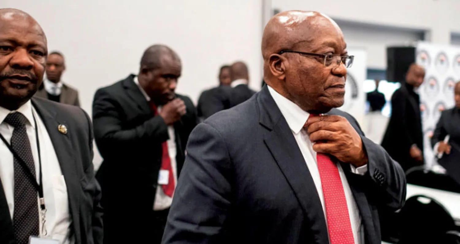 زوما بعد حضوره أمام اللجنة القضائية في جوهانسبورغ أمس (أ.ف.ب)