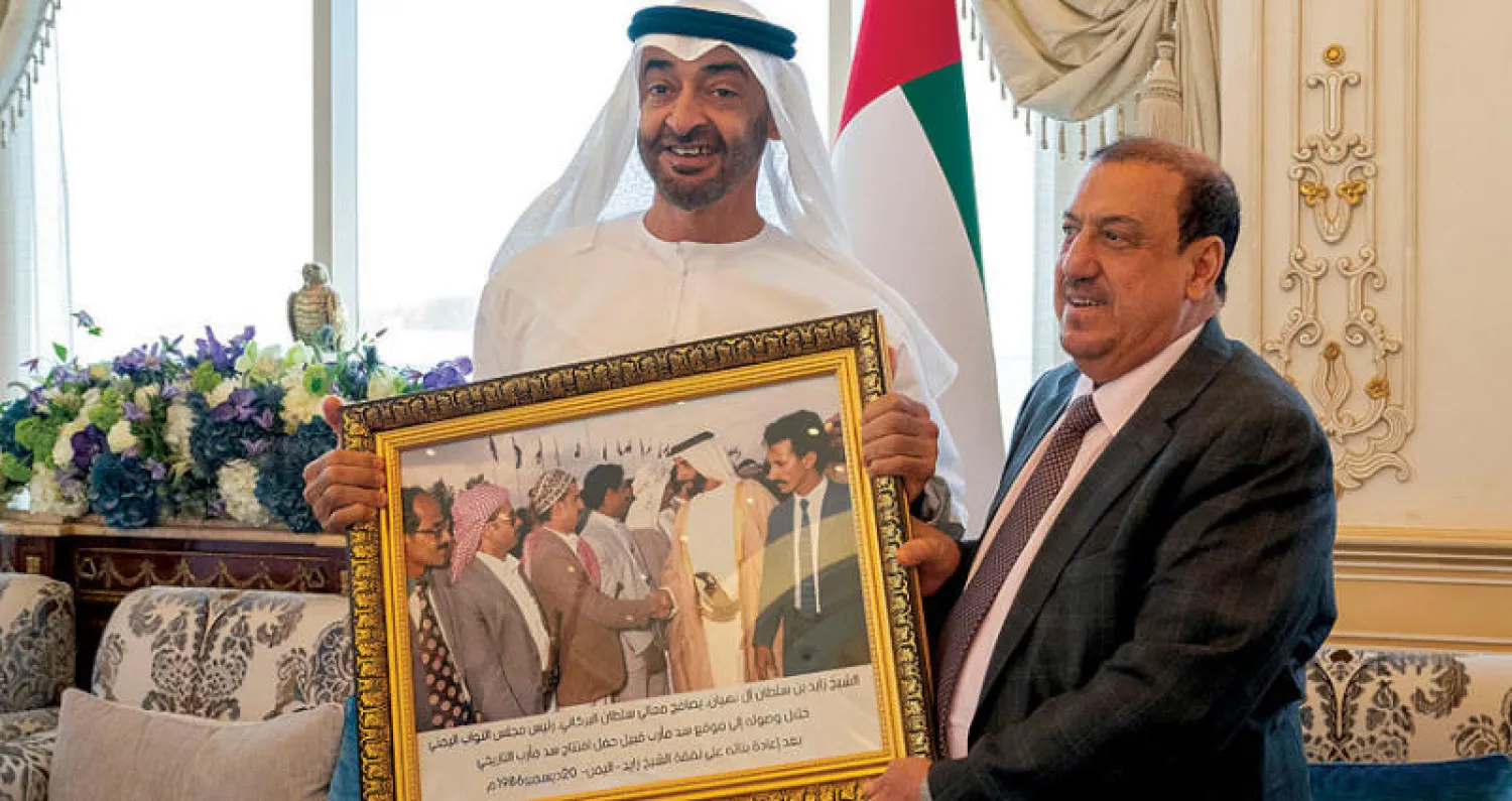 رئيس مجلس النواب اليمني أهدى للشيخ محمد بن زايد صورة تعود  للشيخ زايد لدى وصوله إلى موقع سد مأرب قبيل حفل تدشين السد  بعد إعادة بنائه على نفقة الشيخ زايد يوم 20 ديسمبر 1986 (وام)