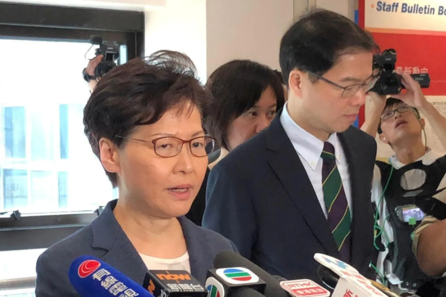 رئيسة حكومة هونغ كونغ كاري لام تتحدّث إلى وسائل الإعلام (رويترز)
