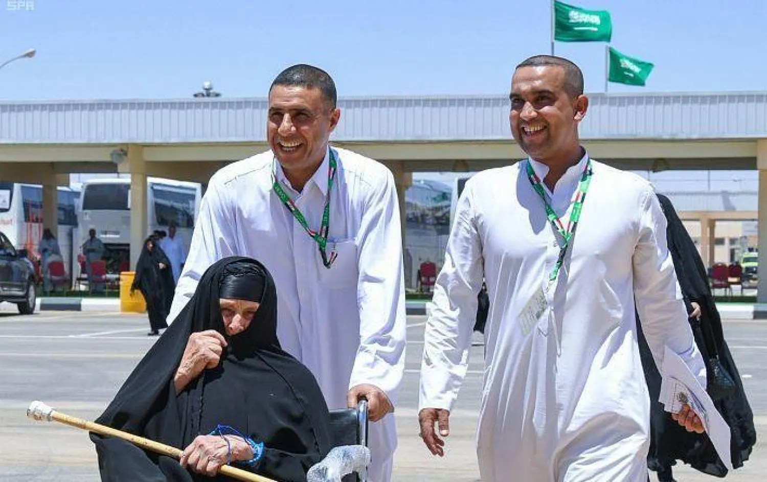 جانب من وصول الحجاج العراقيين إلى منفذ جديدة عرعر بمنطقة الحدود الشمالية السعودية (واس)