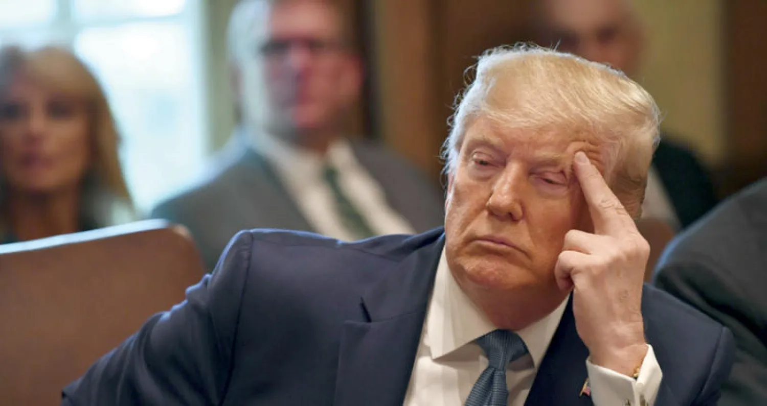 ترمب لدى ترؤسه اجتماعاً وزارياً في البيت الأبيض أمس (أ.ف.ب)