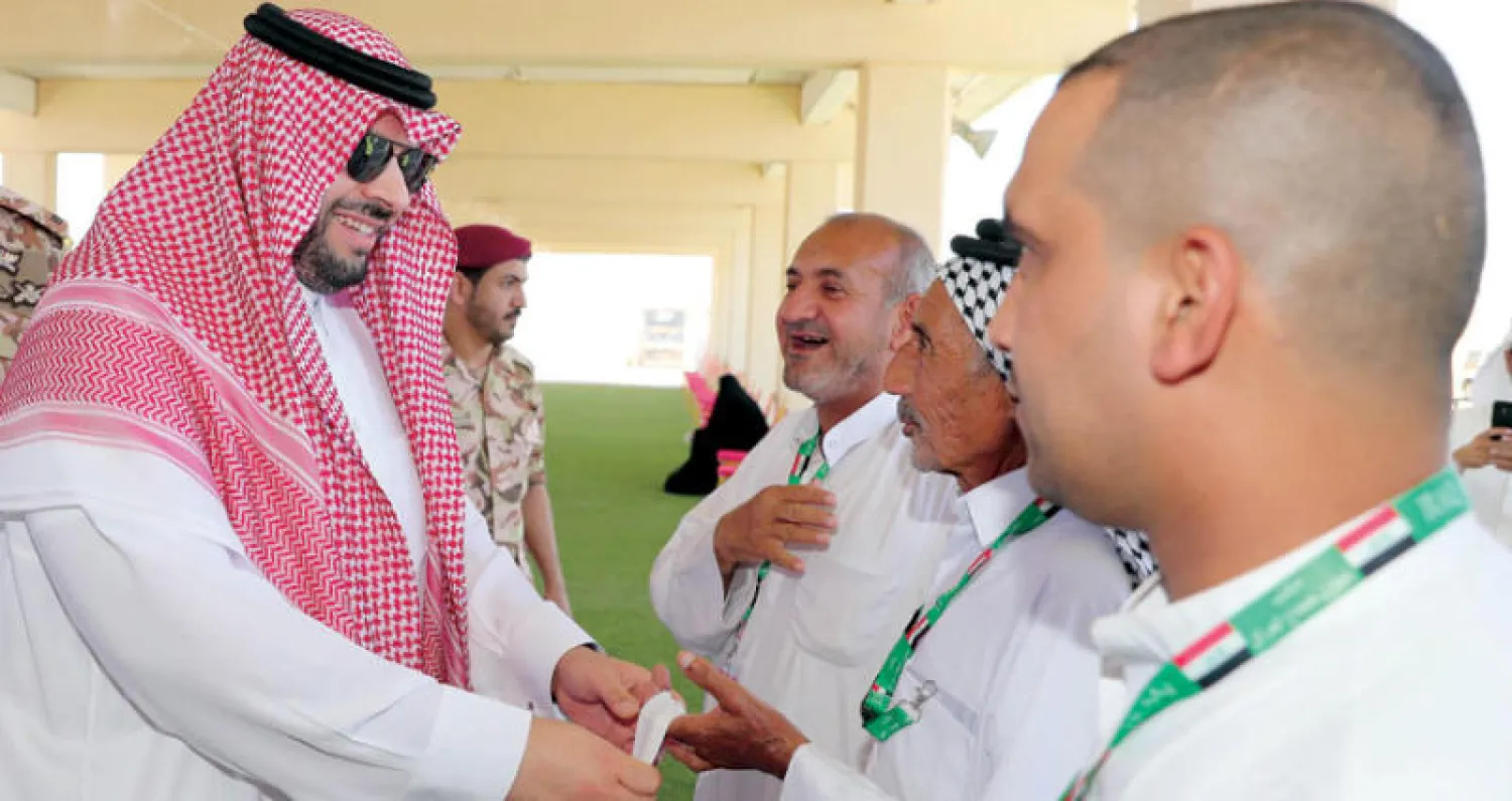 الأمير فيصل بن خالد أمير منطقة الحدود الشمالية مستقبلاً الدفعة الأولى لحجاج العراق القادمين عبر منفذ جديدة عرعر (واس)