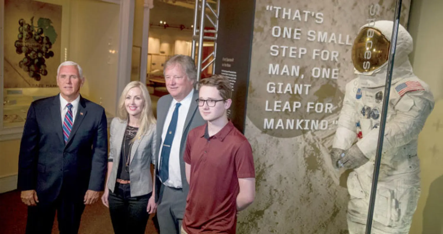 الكشف عن بدلة نيل آرمسترونغ الأصلية بحضور مايك بنس ونجل رائد الفضاء وعائلته (أ.ب)