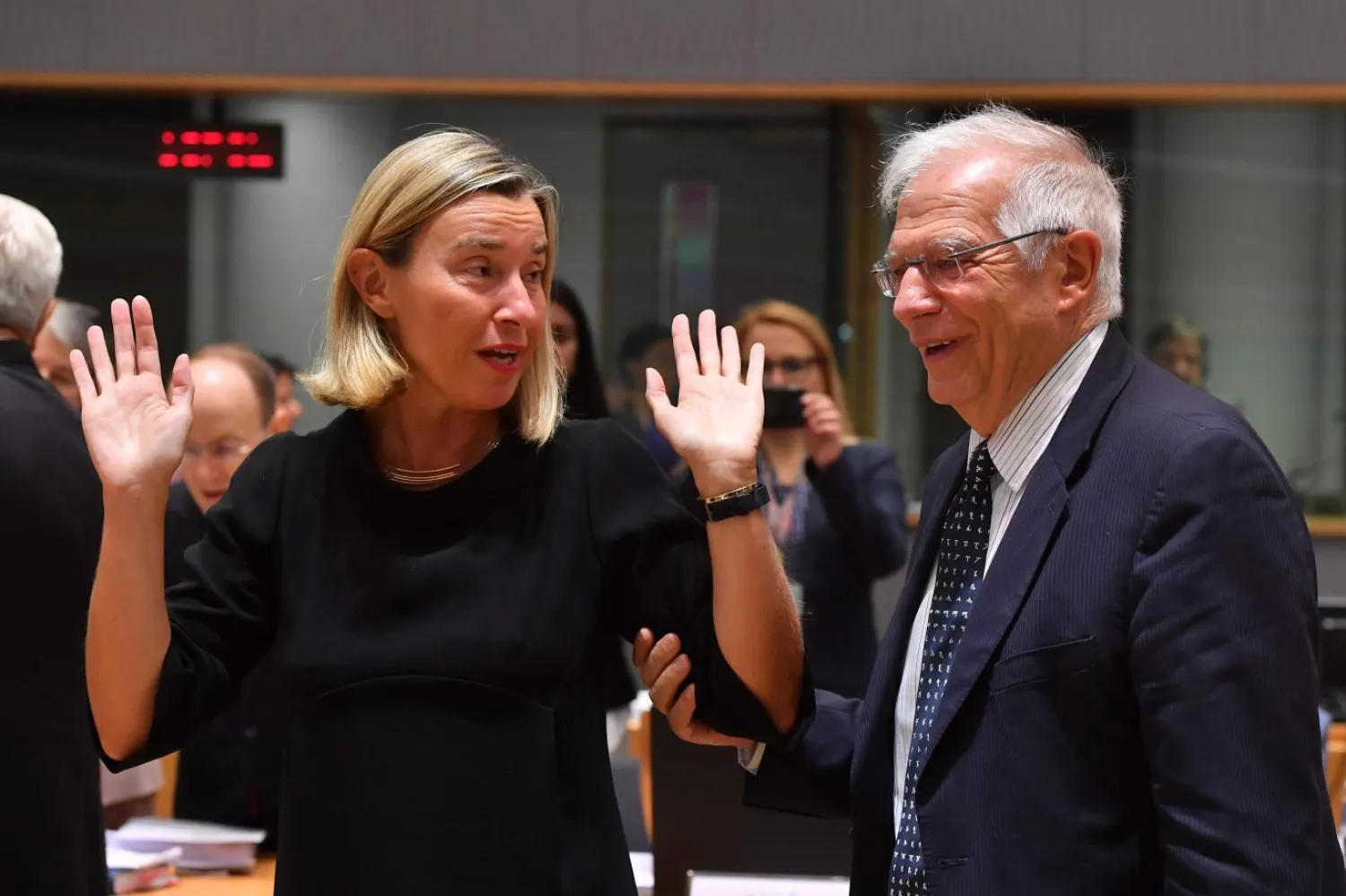 Federica Mogherini ile İspanya Dışişleri Bakanı Josep Borrell ile sohbet etti (Reuters)
