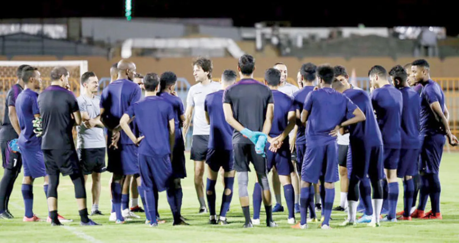 مدرب الفيحاء خلال اجتماعه باللاعبين في إحدى الحصص التدريبية (الشرق الأوسط)