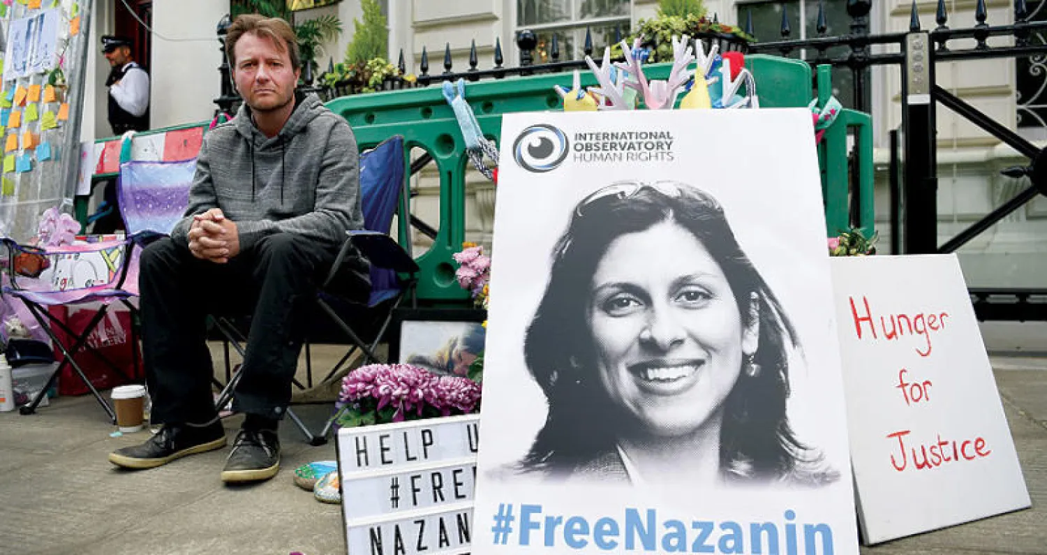 ريتشارد راتكليف خلال اعتصام الشهر الماضي أمام السفارة الإيرانية  في لندن تضامناً مع زوجته نازانين المحتجزة بطهران (إ.ب.أ)