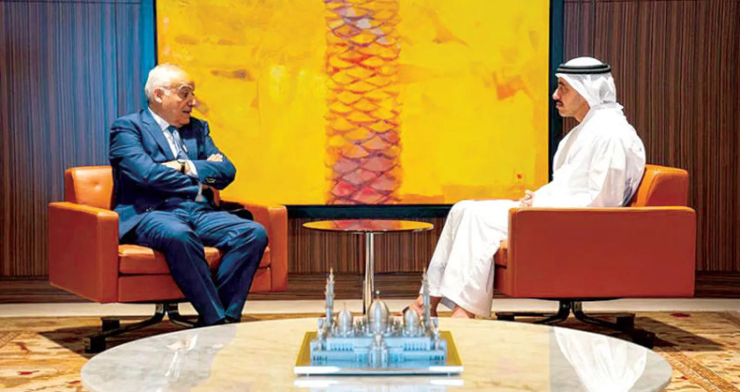 عبد الله بن زايد خلال لقائه مع غسان سلامة في الإمارات (البعثة الأممية)
