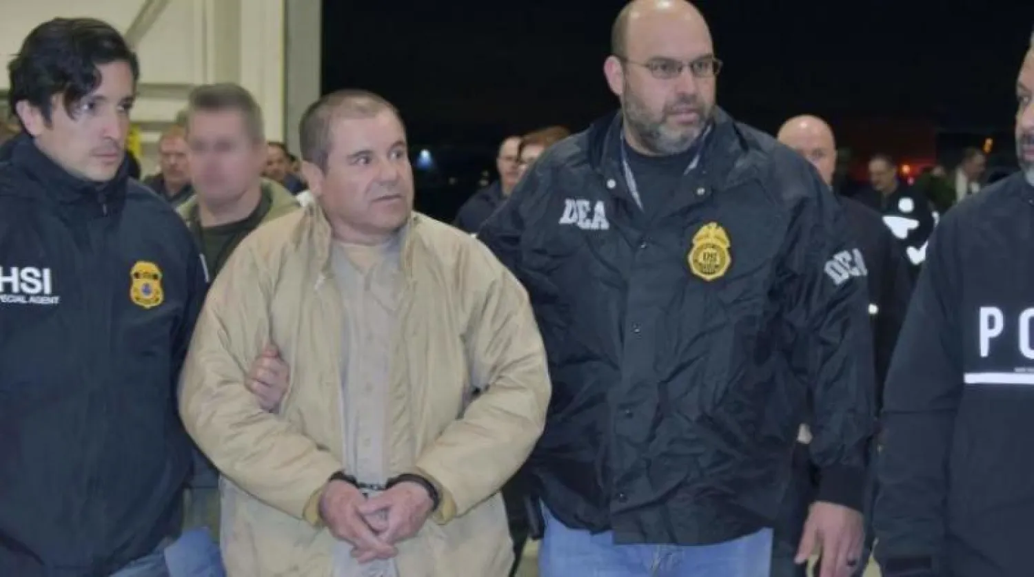 قطب المخدرات المكسيكي خواكين «إل تشابو» غوزمان في قبضة الأمن الأميركي (أرشيفية - أ.ف.ب)