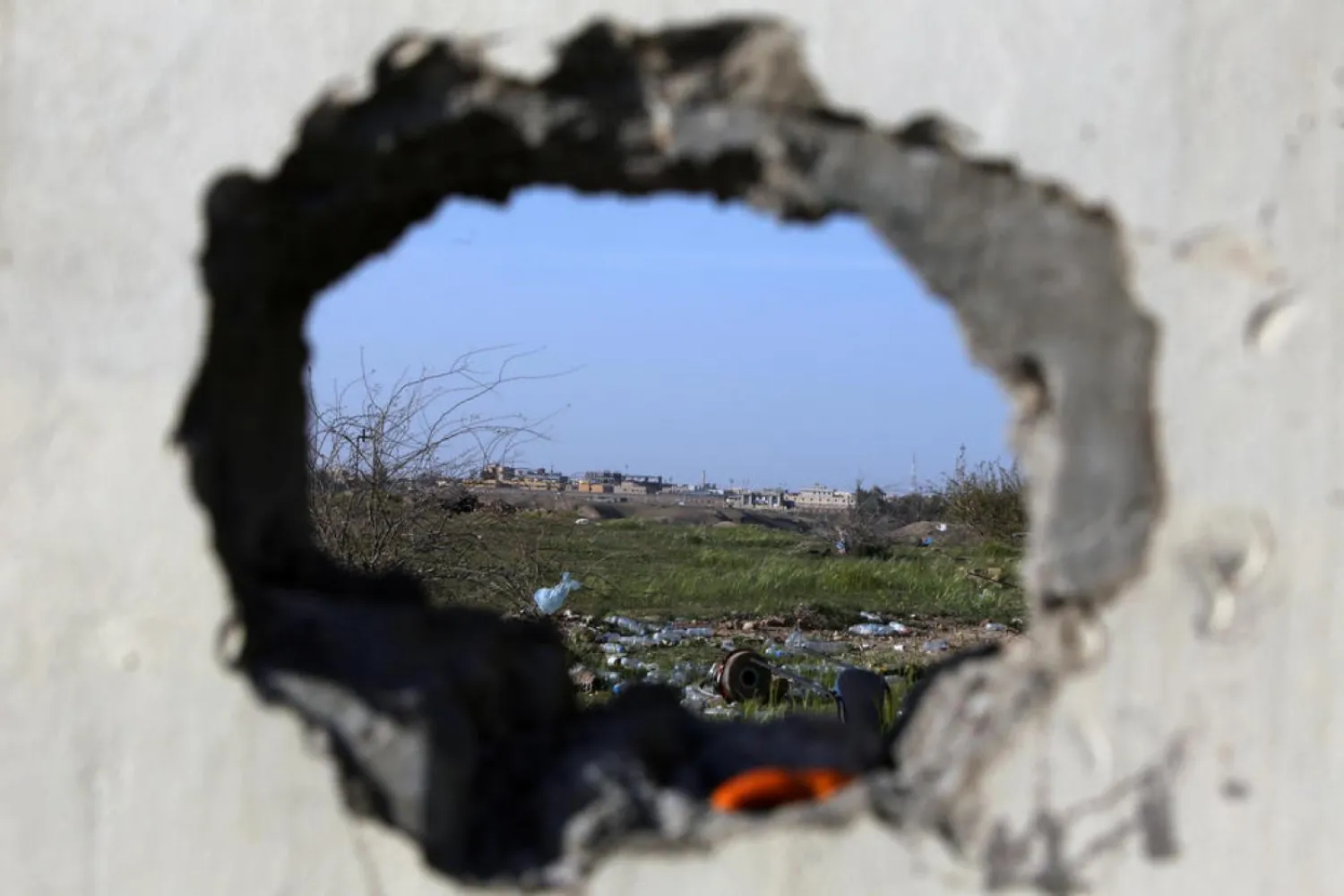 A picture taken from the village of Awja on the outskirts of the city of Tikrit on March 5, 2015. (AFP)