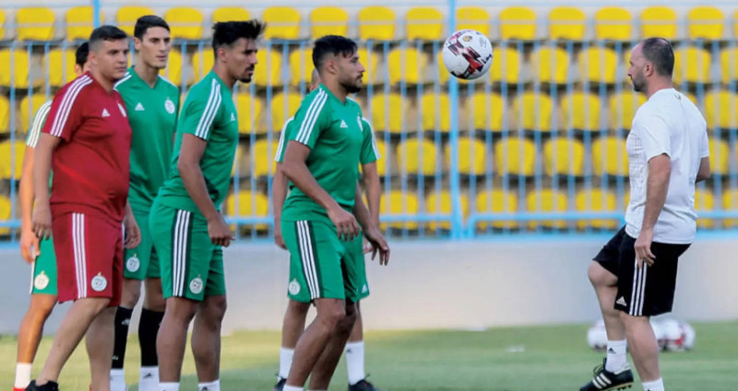 بلماضي (يمين) يقود تدريبات الجزائر قبل مواجهة القمة على اللقب اليوم (أ.ف.ب)