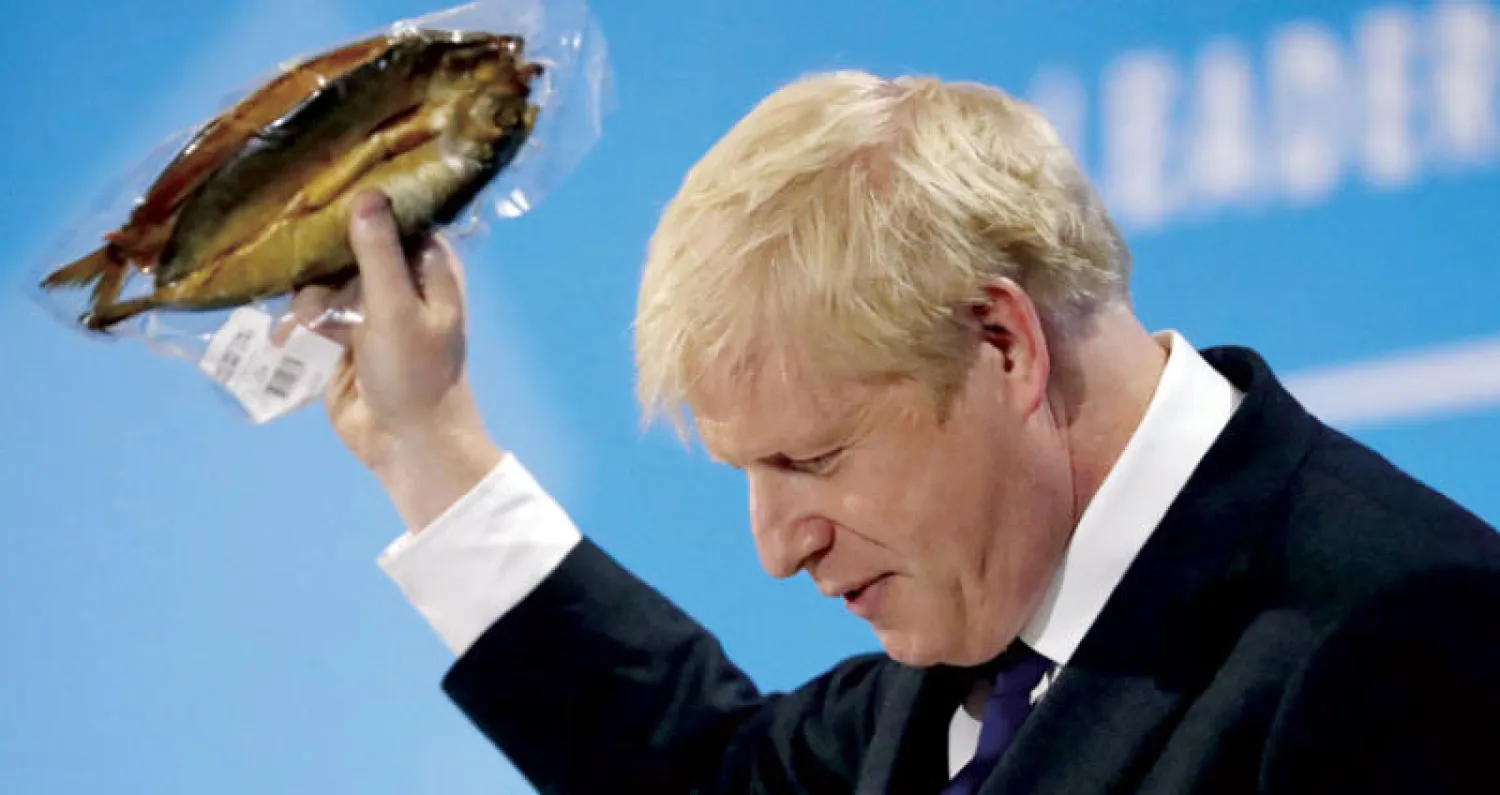 بوريس جونسون خلال المناظرة مع هانت يعرض السمك المدخن ليهاجم بيروقراطية الاتحاد الأوروبي (أ.ف.ب)