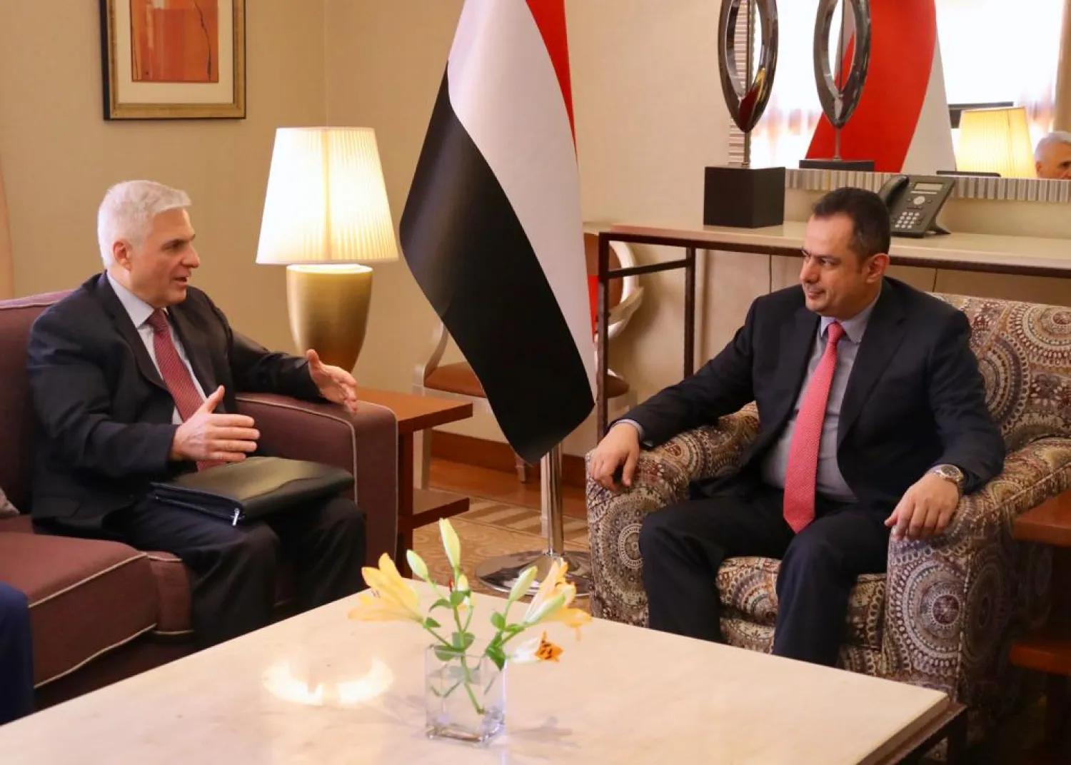  Yemeni PM meets Russian ambassador to Yemen in Riyadh on Thursday (Saba news agency)

