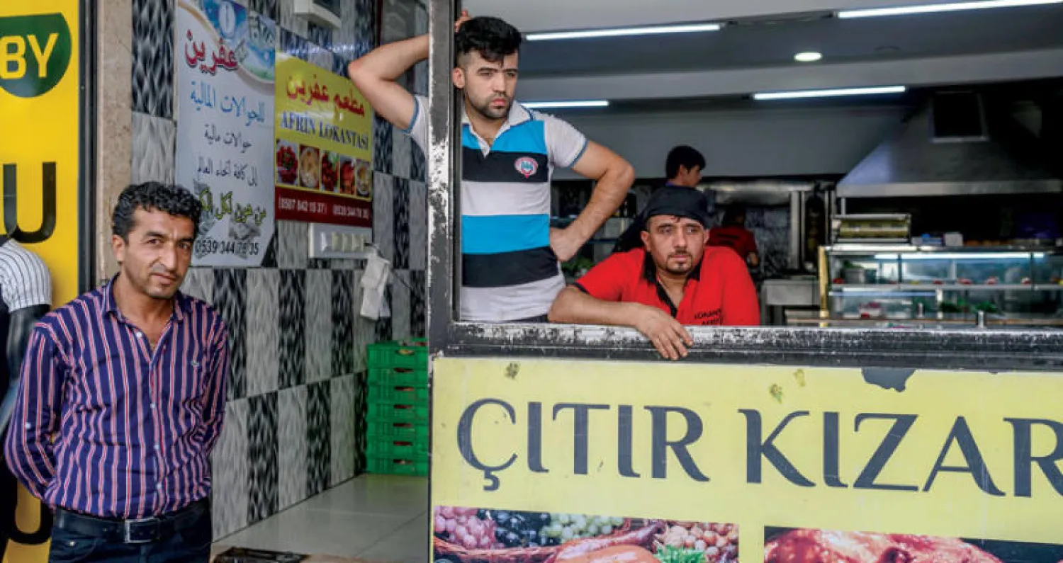 لاجئون يعملون في مطعم سوري في اسطنبول شهد أحدث أعمال عنف ضد السوريين (أ.ف.ب)