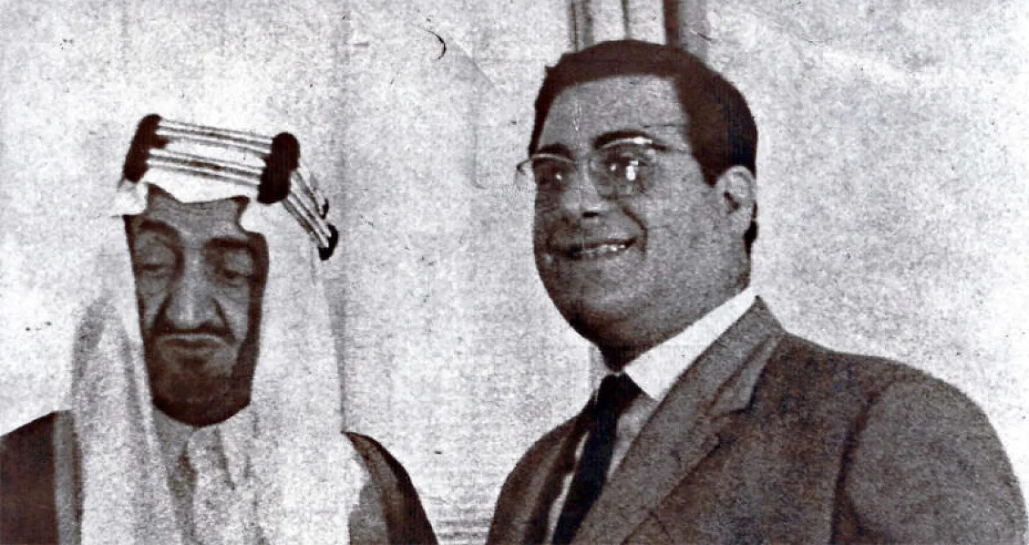 كميل منسى مع العاهل السعودي الراحل فيصل بن عبد العزيز