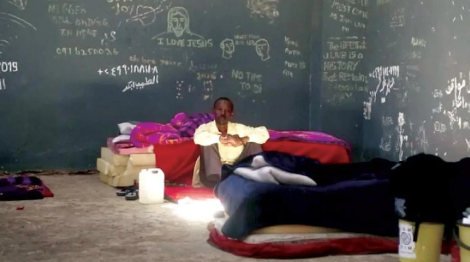 Sebha şehrindeki bir kampta yaşayan Afrikalı mülteci, Libya’da kötüleşen mülteci krizinden mustarip (AP)