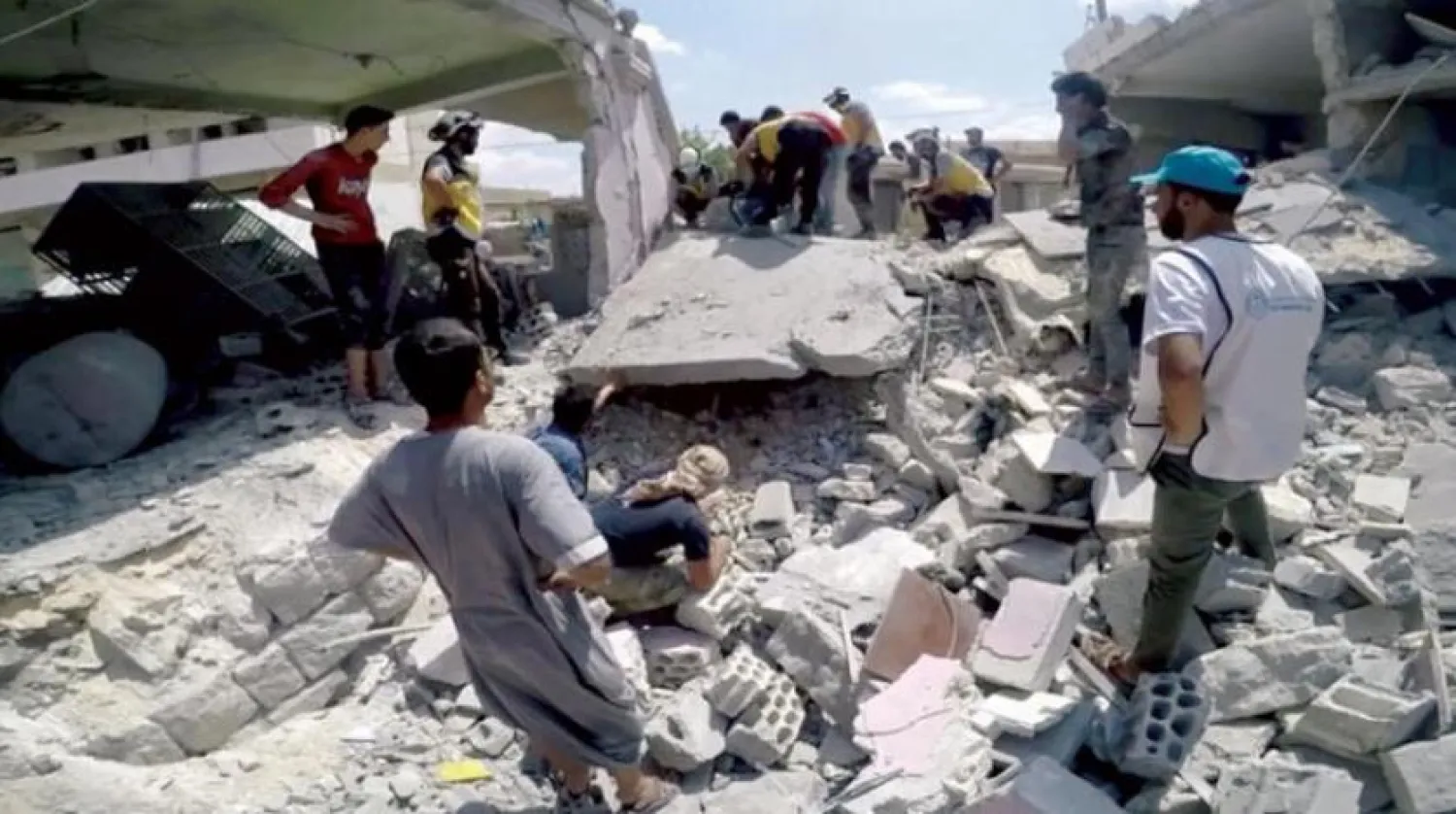 Sivil savunma güçleri, Çarşamba günü İdlib kırsalının bombalanmasının ardından enkaz altında kalanları arıyor (AFP)