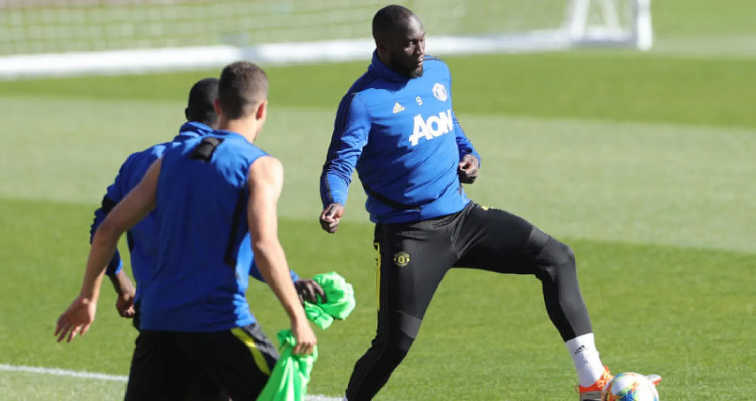 لوكاكو يتدرب في سنغافورة (إ.ب.أ)