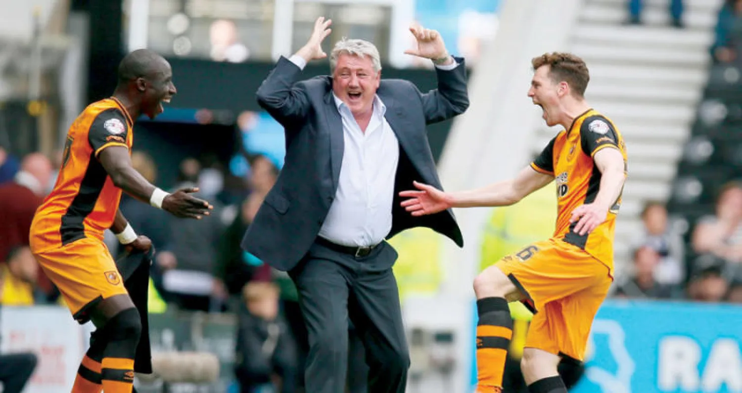 بروس يحتفل بصعود هال سيتي إلى الدوري الممتاز عام 2016