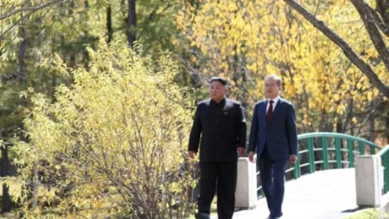 الرئيس الكوري الجنوبي مون جاي-إن (يمين) والزعيم الكوري الشمالي كيم جونغ أون (أ.ف.ب)