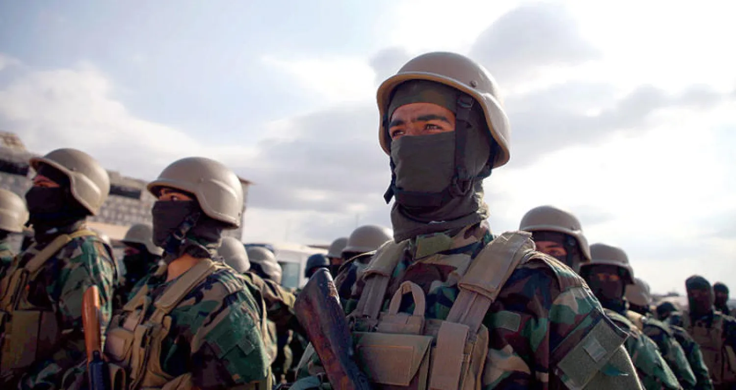 عناصر من «جيش العزة» شمال حماة وسط سوريا (أ.ف.ب)