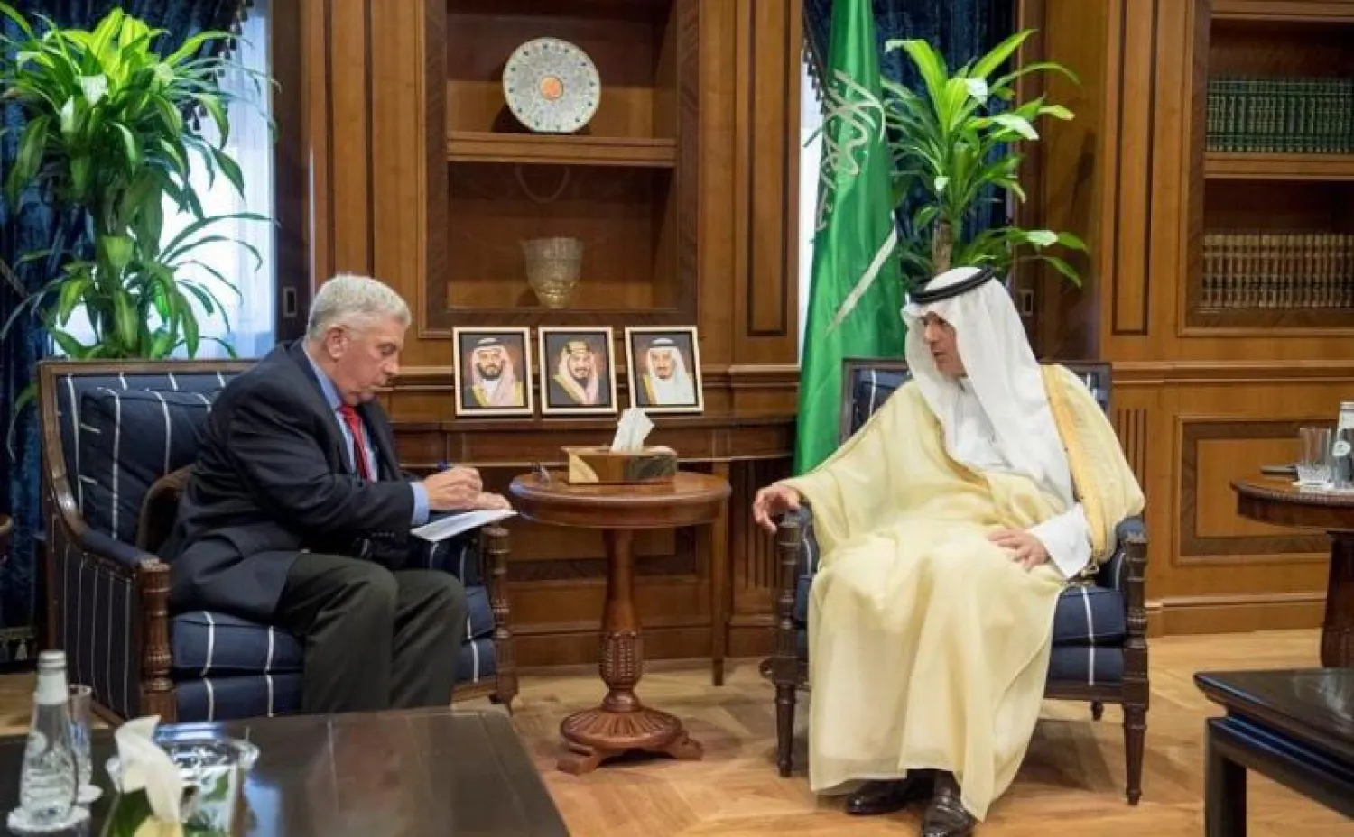 وزير الدولة السعودي للشؤون الخارجية عادل الجبير لدى لقائه السفير الأميركي في الرياض جون أبي زيد (واس)