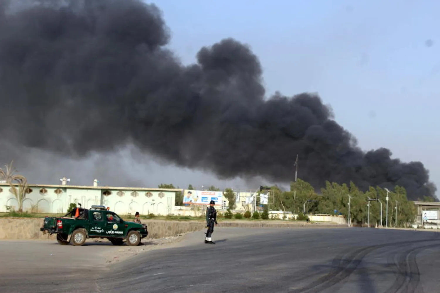 عناصر من الأمن الأفغاني بالقرب من مقر الشرطة في قندهار (أ.ف.ب)