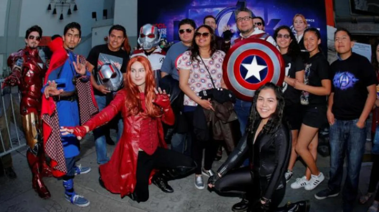 مجموعة من محبي أفينجرز خلال العرض الافتتاحي في لوس أنجليس (رويترز)