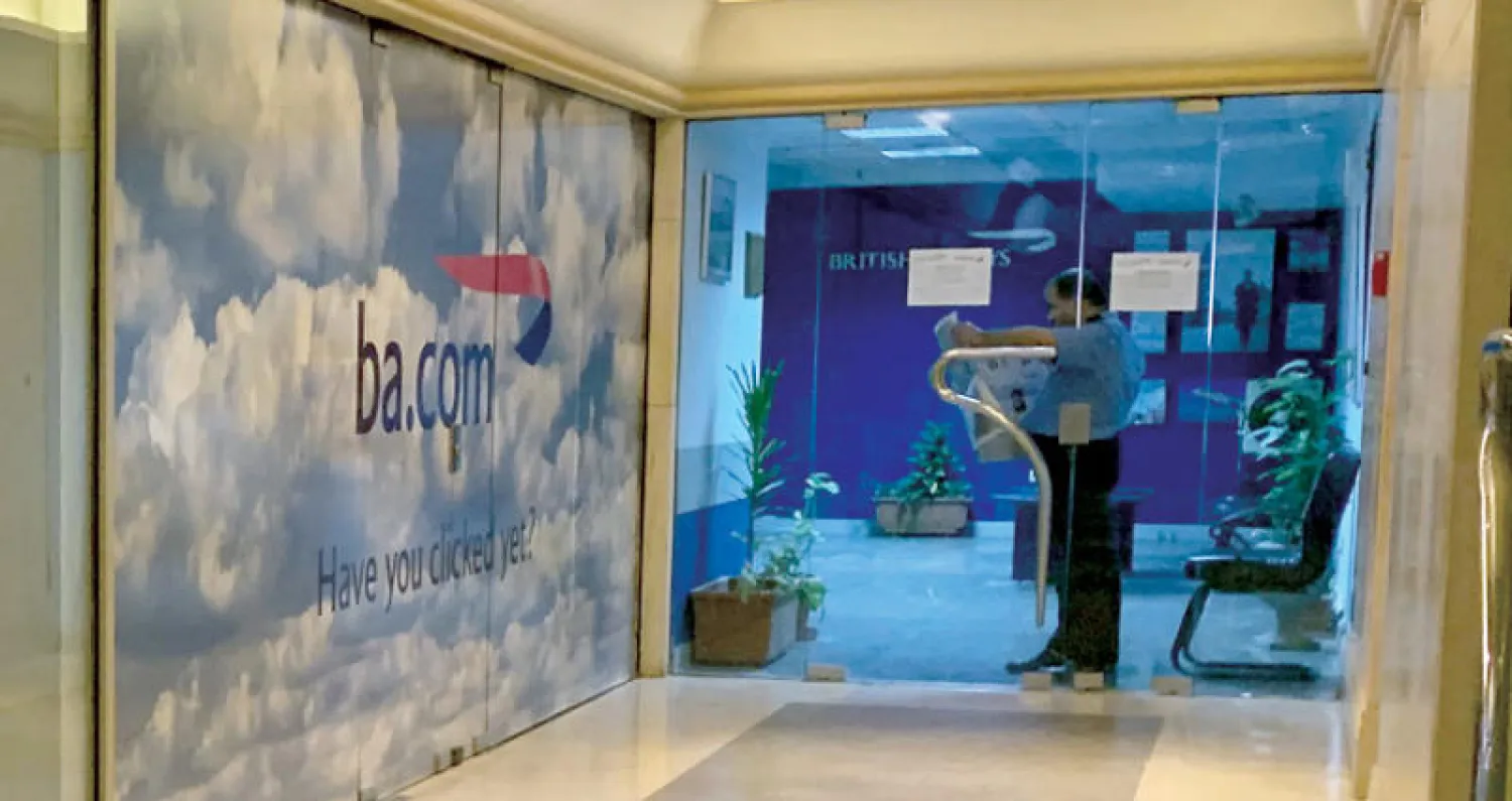 ضابط أمن أمام مكتب الخطوط الجوية البريطانية بعد إغلاقه مؤقتا في العاصمة المصرية أمس (إ.ب.أ)