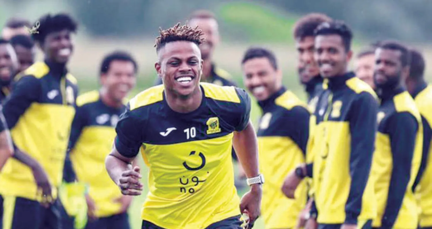 لاعبو الاتحاد خلال ترحيبهم بزميلهم هارون كمارا في تدريبات الفريق أمس (المركز الإعلامي بنادي الاتحاد)