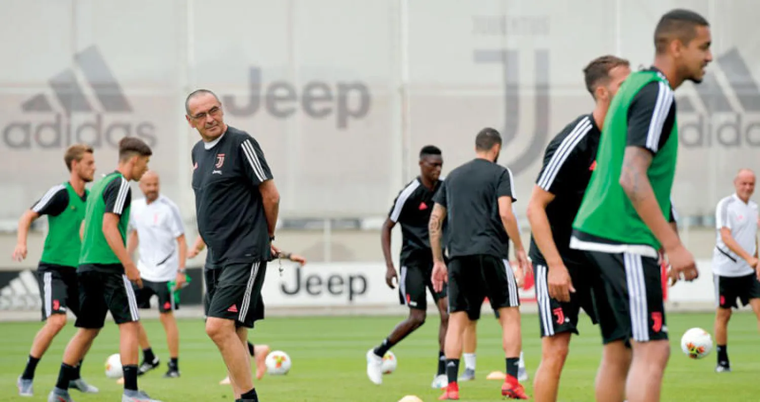 ساري يراقب لاعبي يوفنتوس خلال التدريب في معسكر سنغافورة